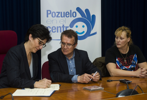 Firma para la aprobaciónd e las obras del barrio de Las Flores