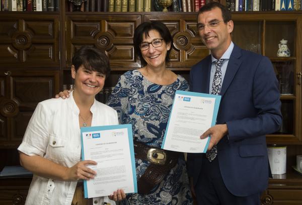 Firma convenio centro francés
