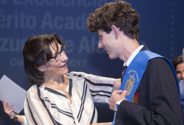 La alcaldesa entrega los premios a la excelencia académica