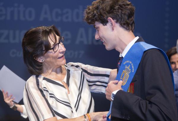 La alcaldesa entrega los premios a la excelencia académica