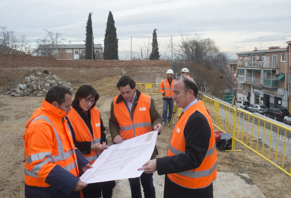 La alcaldesa de Pozuelo de Alarcón, Susana Pérez Quislant, visita las obras de la Calle Flores