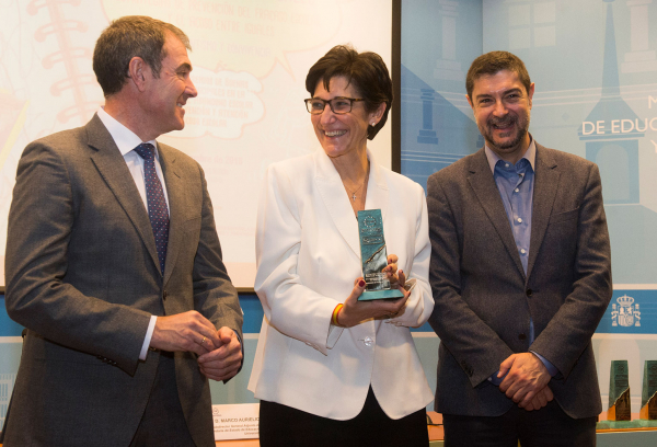 La alcaldesa de Pozuelo de Alarcón, Susana Pérez Quislant, recogiendo el premio de la FEMP