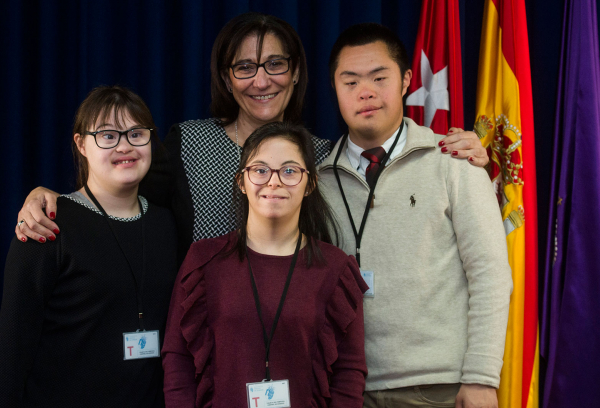 Susana Pérez Quislant junto a los alumnos de la Fundación Gil Gayarre