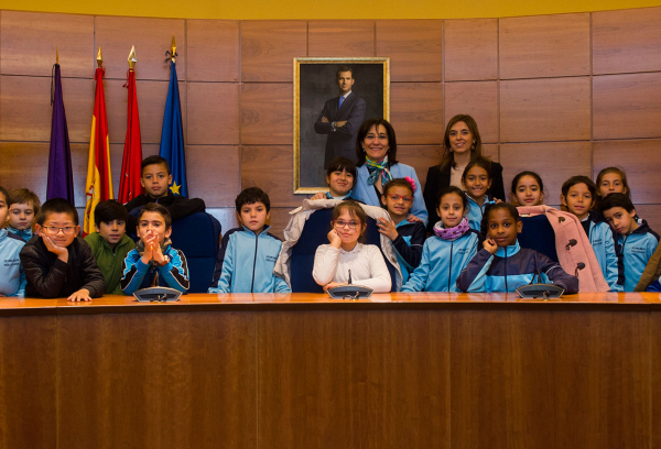 La alcaldesa junto a los alumnos en el salón de plenos