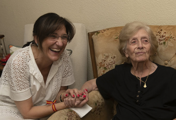 La alcaldesa felicita a Ángeles Carranza por su 100 aniversario