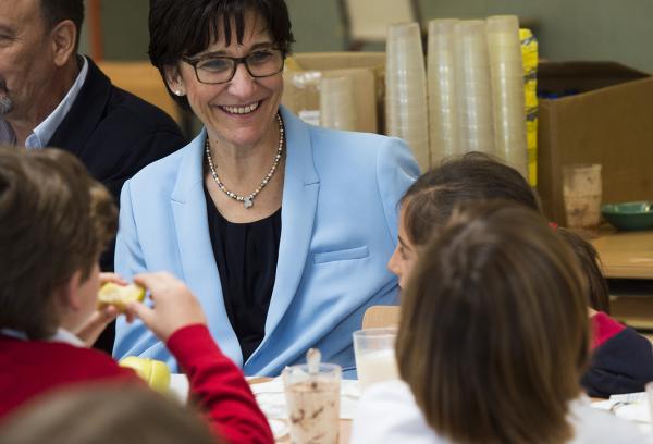 La alcaldesa con escolares en el comedor de un colegio de la ciudad