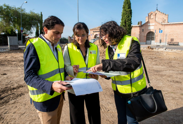 La alcaldesa y el concejal de obras en la visita a las obras de la rotonda del cementerio