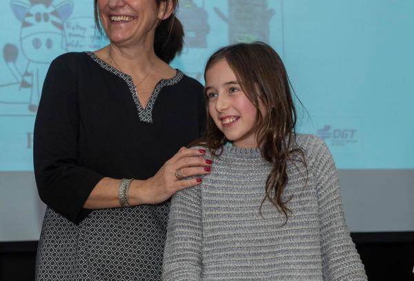 LA alcaldesa de Pozuelo junto a la ganadora del concurso de educación vial