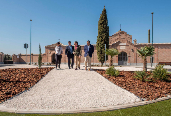 La alcaldesa visita la finalización de las obras de la rotonda del cementerio
