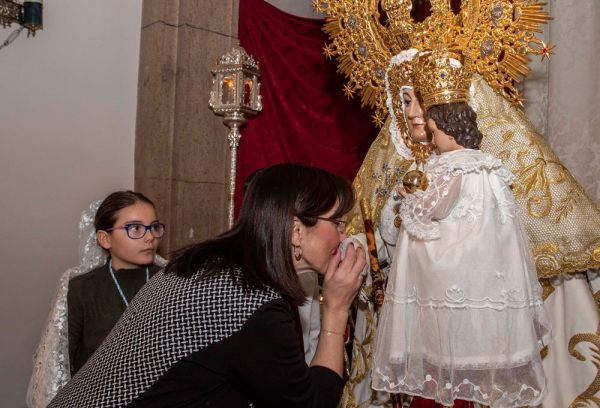 La alcaldesa de Pozuelo de Alarcón, Susana Pérez Quislant, en el besamanos a la Virgen de la Consolación