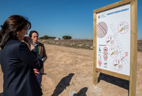 La alcaldesa en el circuito biosaludable de La Cabaña