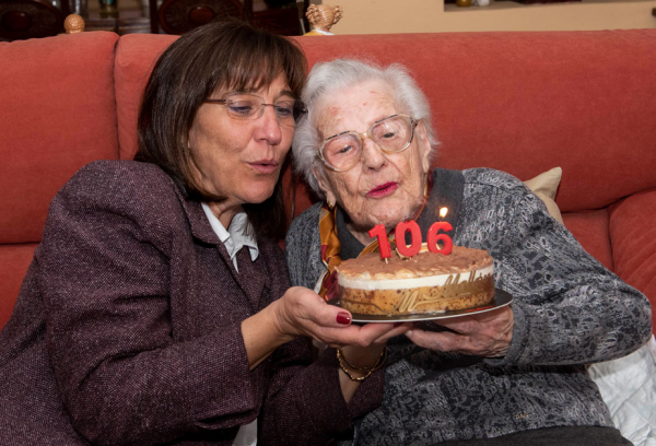 La alcaldesa junto a María que cumple 106 años
