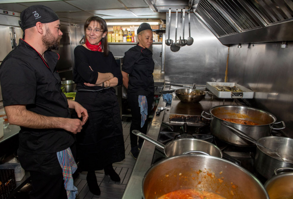 La alcaldesa visita la Taberna Entretrés participantes en Pozuelo de cuchara