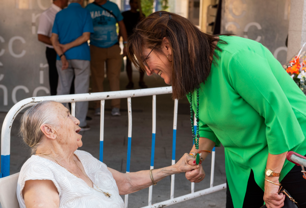 La alcaldesa con una persona mayor de Pozuelo de Alarcón