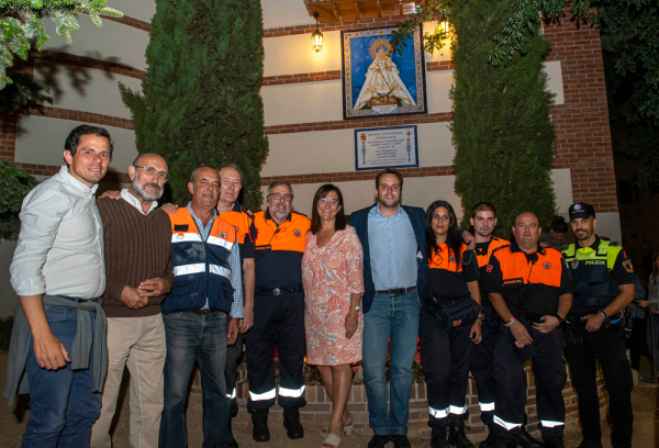 La alcaldesa junto a miembros de la corporación y protección civil