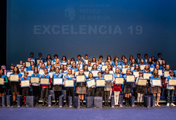 Premios excelencia y mérito académico estudiantes de primaria y secundaria.