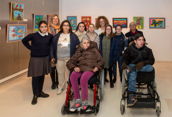 Personas con discapacidad en la exposición Pinceles para la inclusión