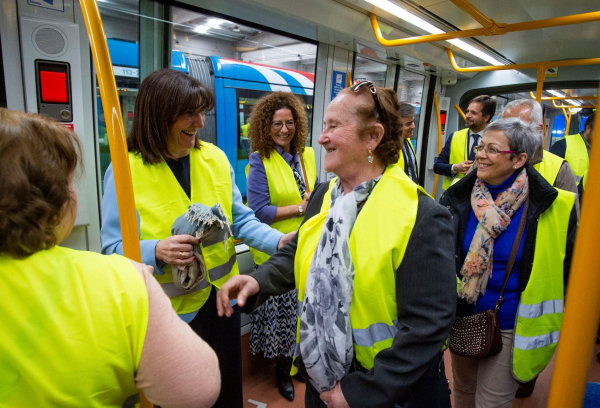 La alcaldesa, Susana Pérez Quislant, en el metro ligero