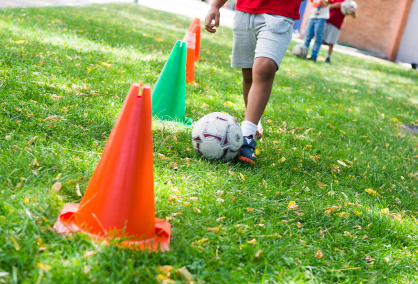 Imagen de niño jugando a la pelota