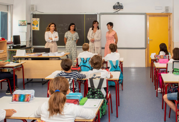 La alcaldesa, Susana Pérez Quislant, visita un colegio