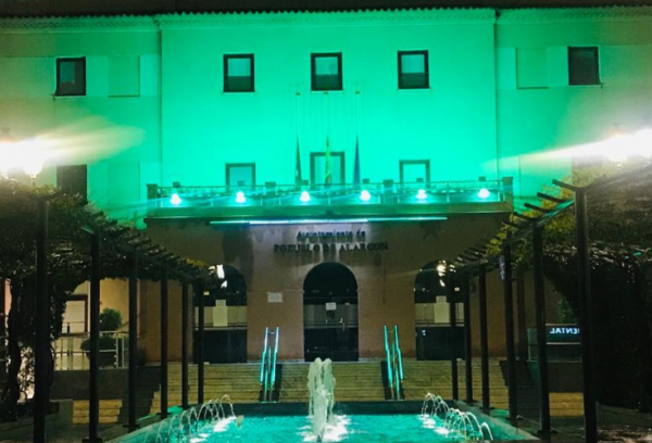 Fachada iluminada con luz verde
