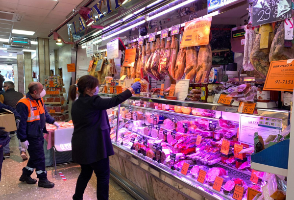 La alcaldesa en un comercio de la ciudad