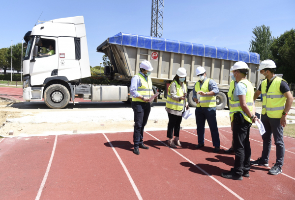 Visita a las obras de la pista de atletismo