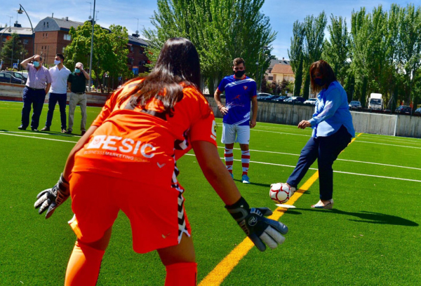 La alcaldesa en el campo de fútbol del Polideportivo El Pradillo