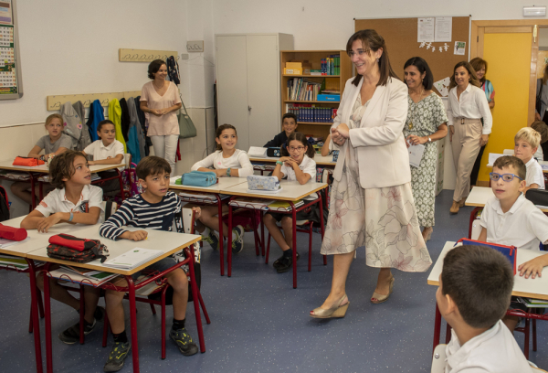 La alcaldesa durante una visita a un colegio