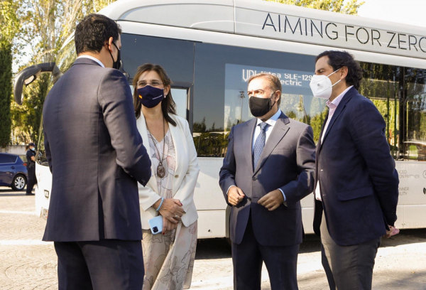 La alcaldesa en las pruebas en España del bus eléctrico cero emisiones ‘Citea’