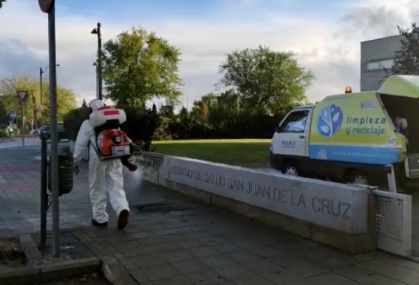 Limpieza en el exterior de un centro de salud