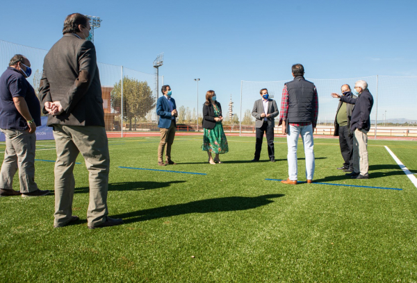 nuevo campo de césped artificial