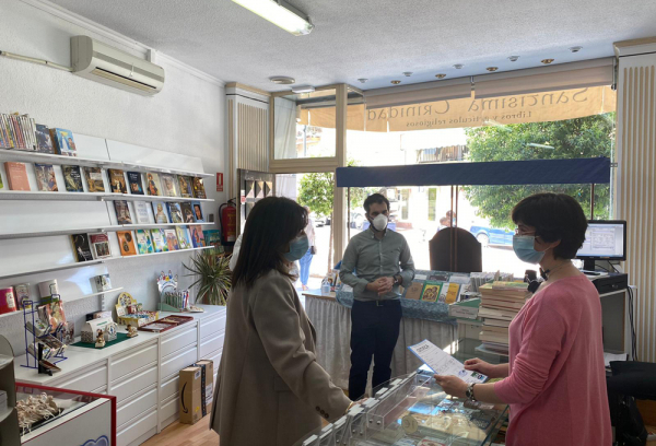 La alcaldesa visita una papelería de Pozuelo