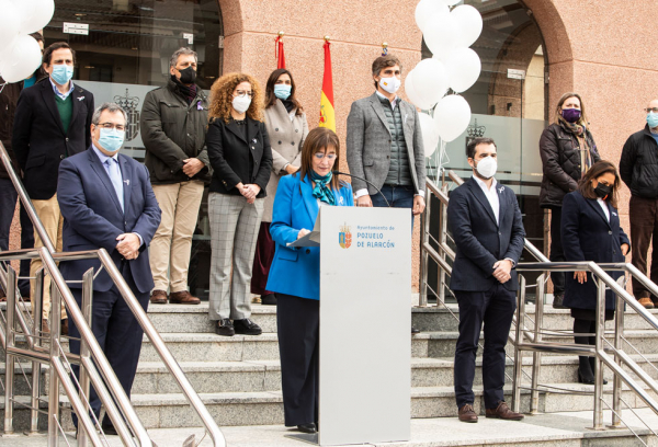 Miembros de la corporación en la celebración del minuto de silencio contra la violencia de género