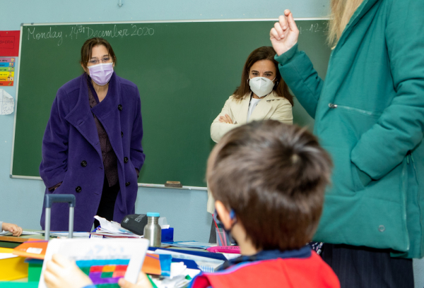 La alcaldesa de Pozuelo, Susana Pérez Quislant, visita un colegio