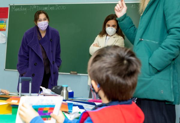 La alcaldesa de Pozuelo, Susana Pérez Quislant, visita un colegio