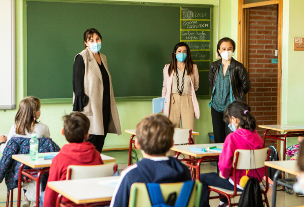 La alcaldesa comprueba el desarrollo del programa Easter School en uno de los colegios