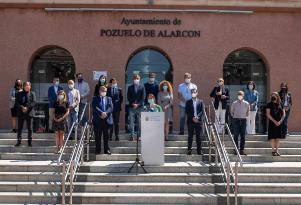 Pozuelo de Alarcón ha guardado este mediodía un minuto de silencio a las puertas del Ayuntamiento