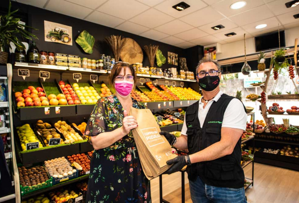 La alcaldesa de la ciudad, Susana Pérez Quislant, ha visitado esta mañana “La Frutería de Miguel”