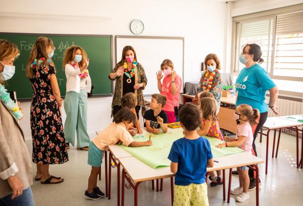 Quislant visita un colegio 