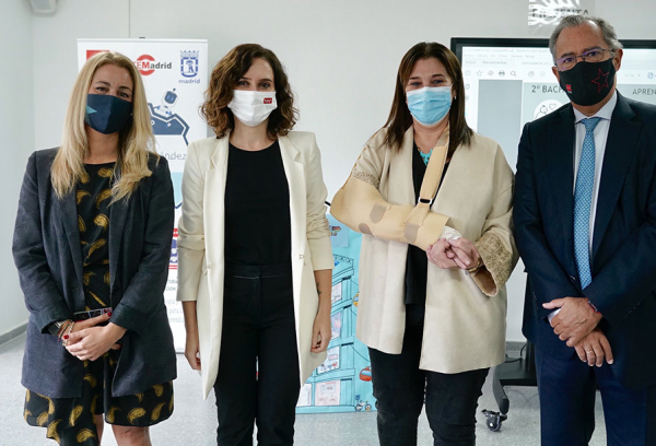Susana Pérez Quislant e Isabel Díaz Ayuso visitan el instituto Gerardo Diego de Pozuelo
