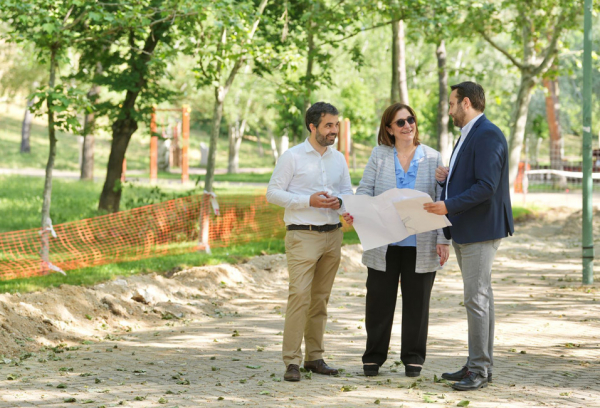 La alcaldesa visita las obras del parque Fuente de la Salud de Pozuelo