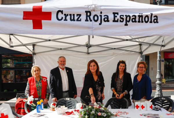 La alcaldesa visita una mesa petitoria de Cruz Roja Pozuelo con motivo del Día de la Banderita
