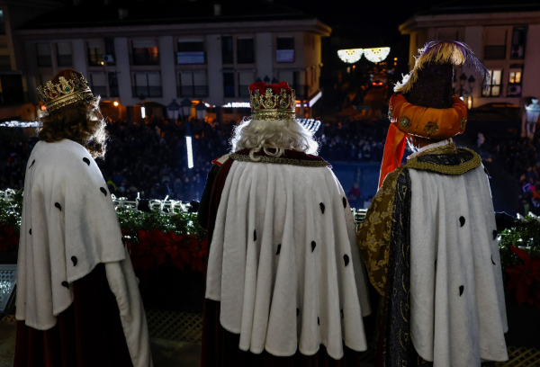 Los REYES MAGOS SALUDAN DESDE EL BALCON DEL AYUNTAMIENTO