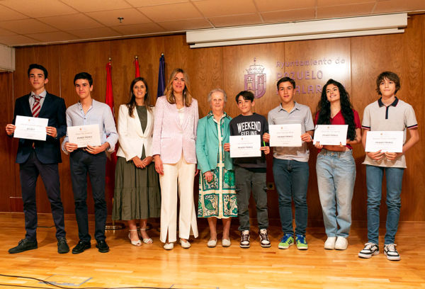 Paloma Tejero, alcaldesa de Pozuelo de Alarcón, entrega los premios del concurso escolar Gerardo Diego