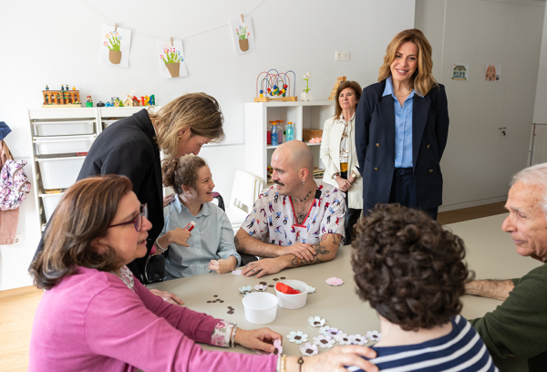 La alcaldesa, Paloma Tejero, durante su visita ala Fundación Caná