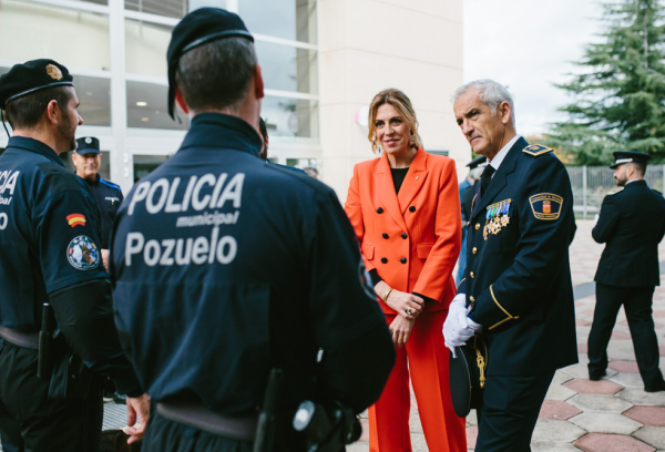 Alcaldesa con policías