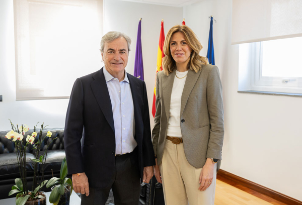 La alcaldesa de Pozuelo, Paloma Tejero, junto al piloto Carlos Sainz