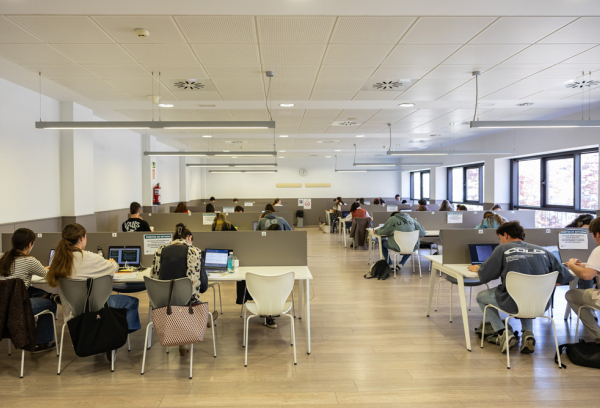 Estudiantes en Biblioteca municipal ESIC