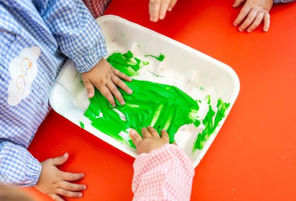 Actividad con pinturas en un colegio